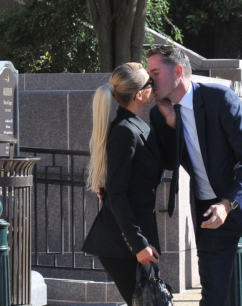 Exclusif - Paris Hilton embrasse son fiancé Carter Milliken Reum avant de rencontrer les législateurs à Washington, The District, Etats-Unis, le 20 octobre 2021.