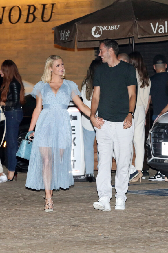 Exclusif - Paris Hilton et son fiancé Carter Milliken Reum sont allés diner en amoureux au restaurant Nobu dans le quartier de Malibu à Los Angeles, le 18 juillet 2021