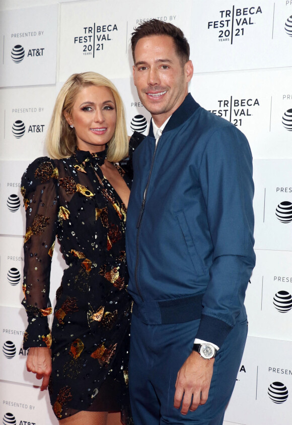 Paris Hilton et son fiancé Carter Reum à la première du documentaire "This is Paris" au Tribeca Film Festival à New York, le 20 juin 2021.