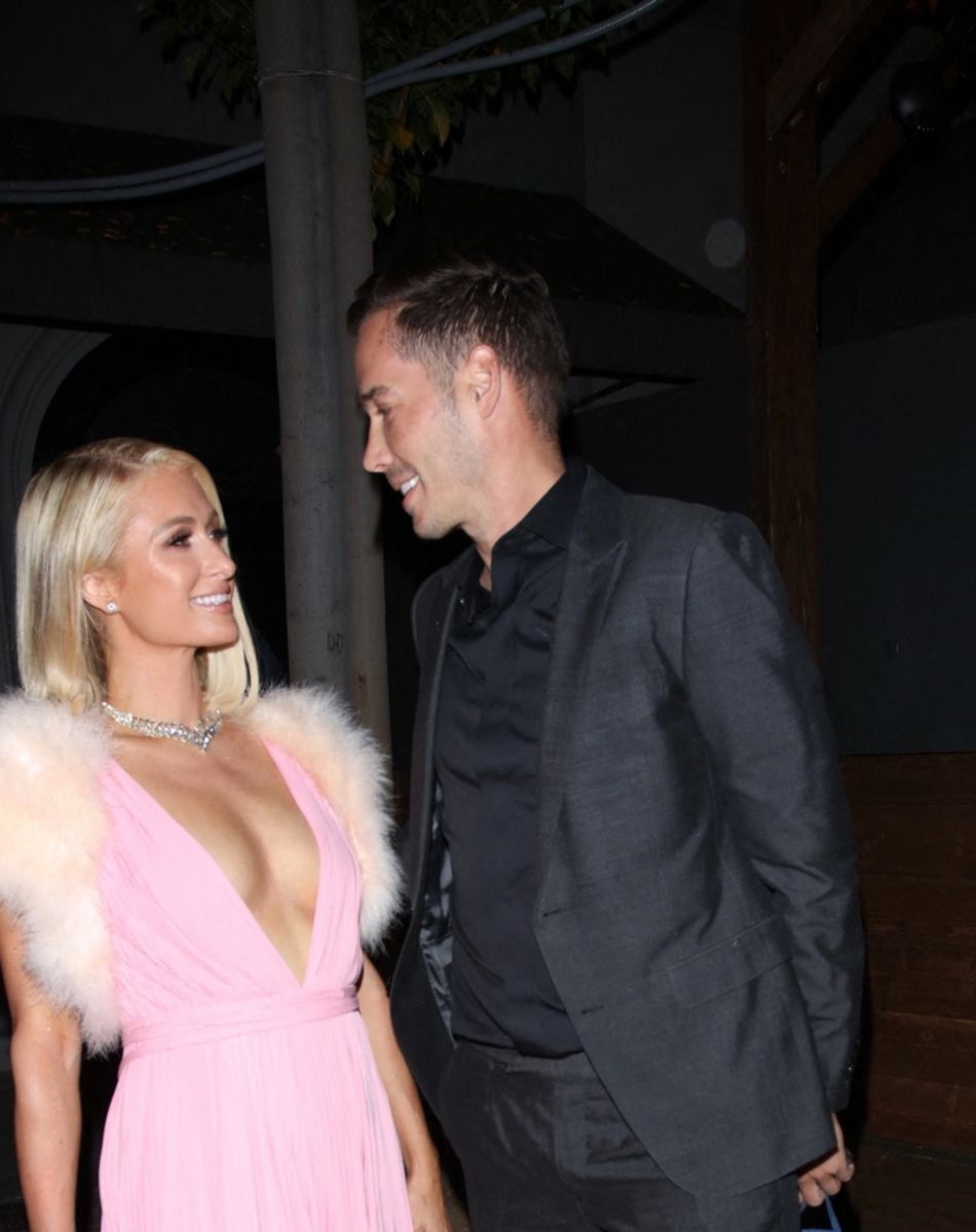 Paris Hilton, vêtue d'une robe Valentino rose, et son compagnon Carter Reum quittent la soirée précédant les Oscar au restaurant "Craig's" à Los Angeles, le 21 avril 2021.