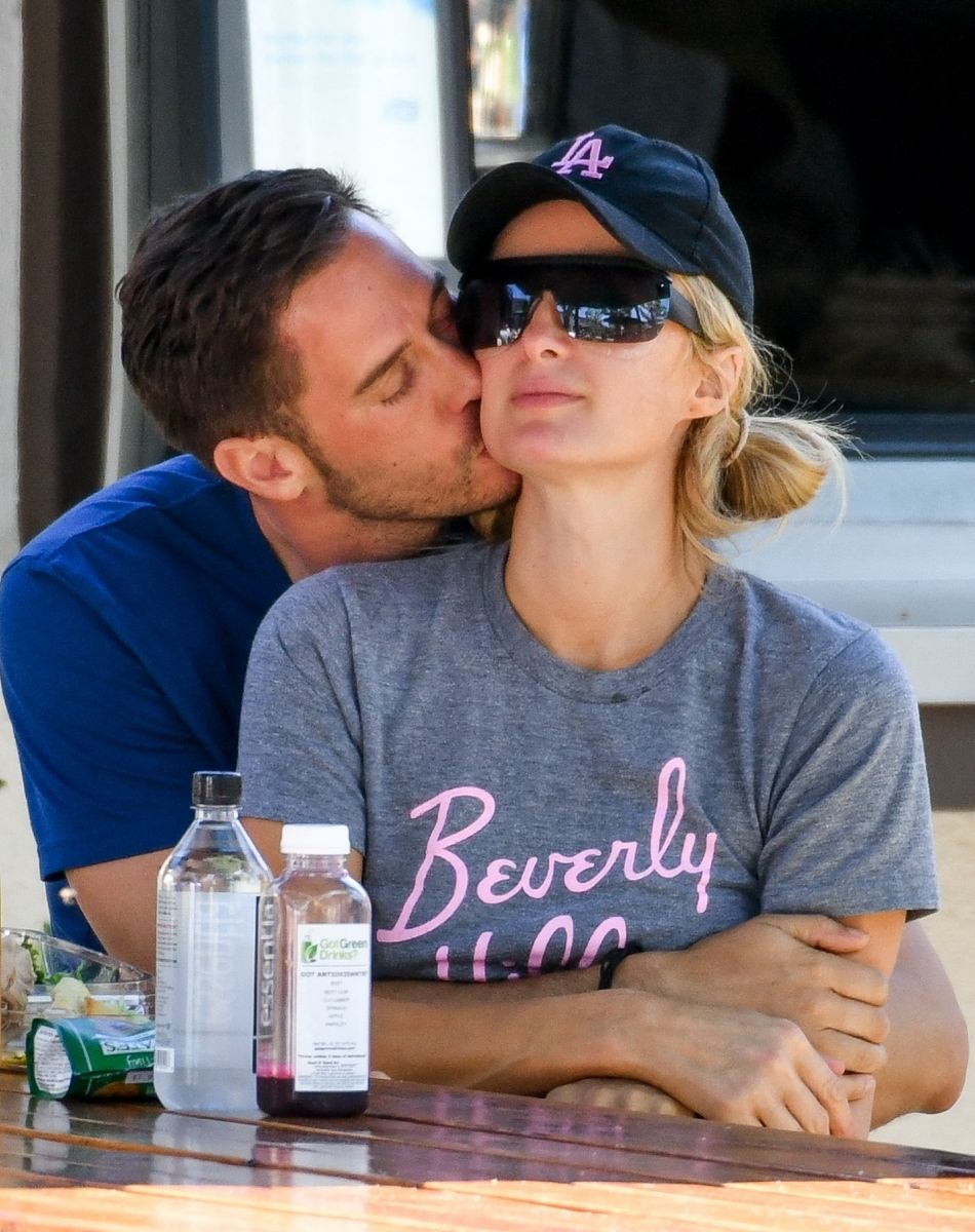 Exclusif - Tendrement enlacés, Paris Hilton et son compagnon Carter Reum s'embrassent pendant leur déjeuner romantique à Malibu.