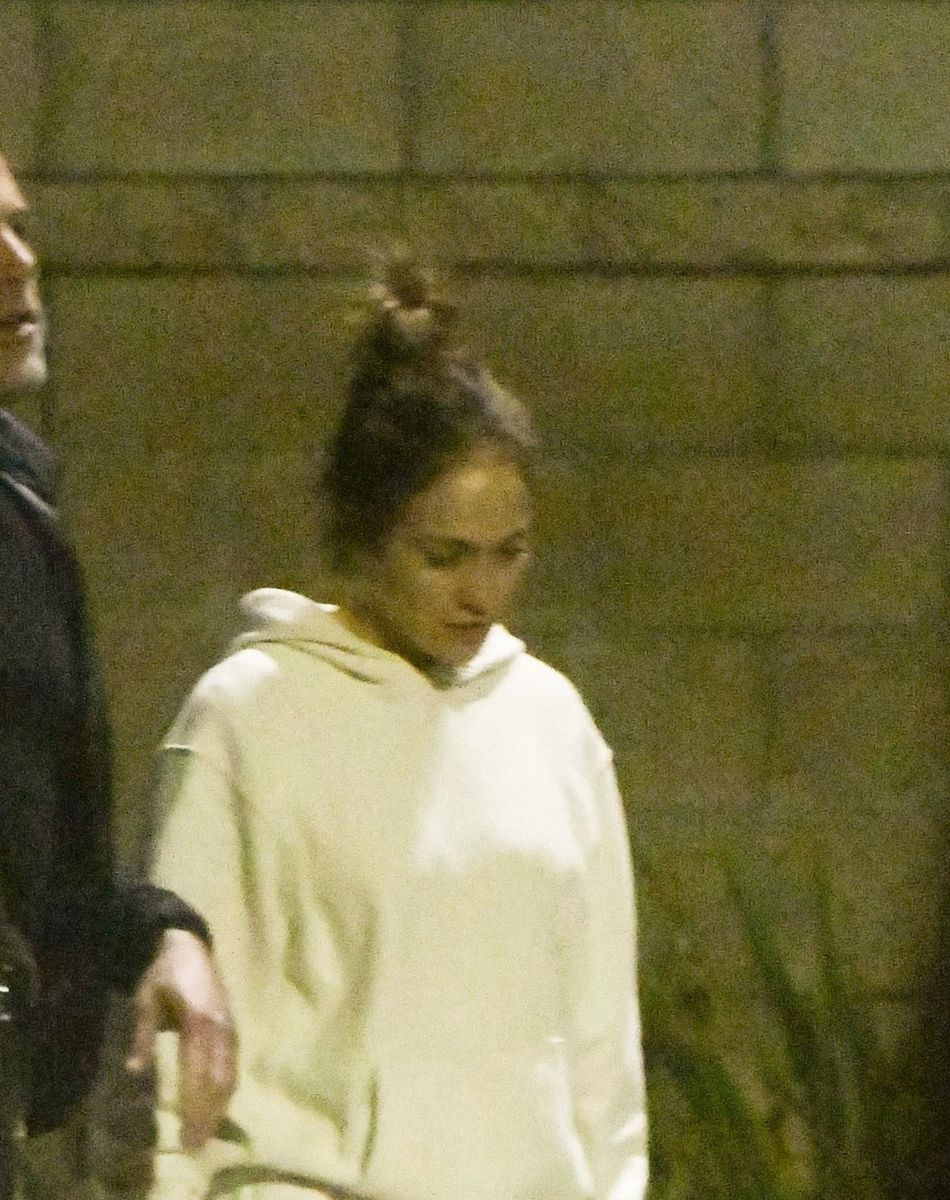 Exclusif - Ben Affleck et sa compagne Jennifer Lopez descendent d'un jet privé sur le tarmac de l'aéroport de Los Angeles (LAX), le 19 novembre 2021.