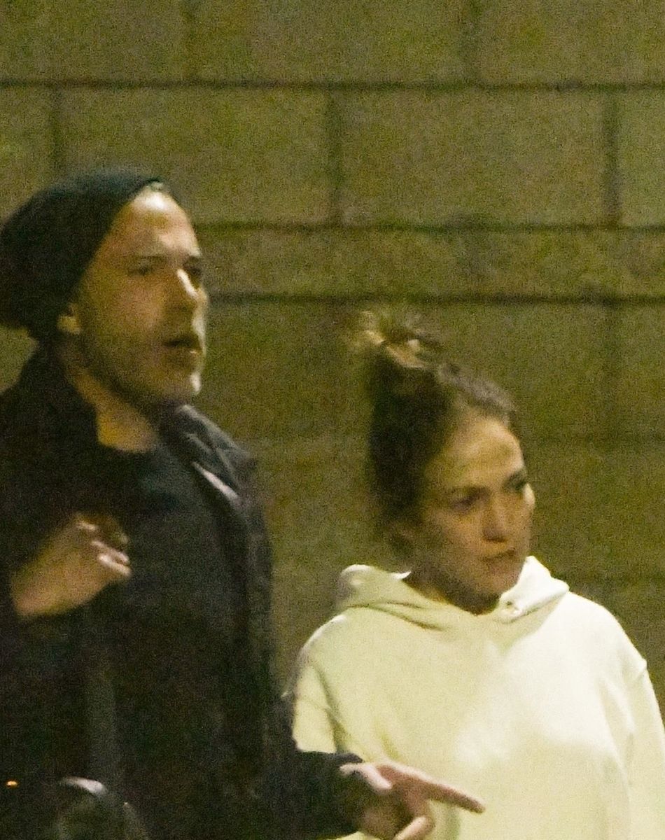 Exclusif - Ben Affleck et sa compagne Jennifer Lopez descendent d'un jet privé sur le tarmac de l'aéroport de Los Angeles (LAX), le 19 novembre 2021.