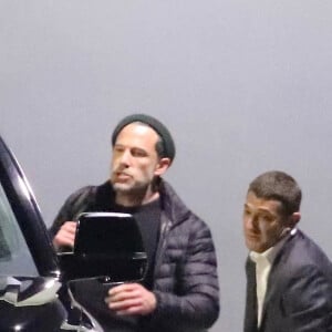 Exclusif - Ben Affleck et sa compagne Jennifer Lopez descendent d'un jet privé sur le tarmac de l'aéroport de Los Angeles (LAX), le 19 novembre 2021.