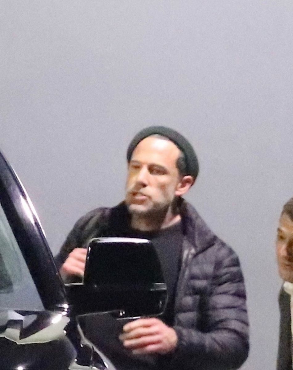 Exclusif - Ben Affleck et sa compagne Jennifer Lopez descendent d'un jet privé sur le tarmac de l'aéroport de Los Angeles (LAX), le 19 novembre 2021.
