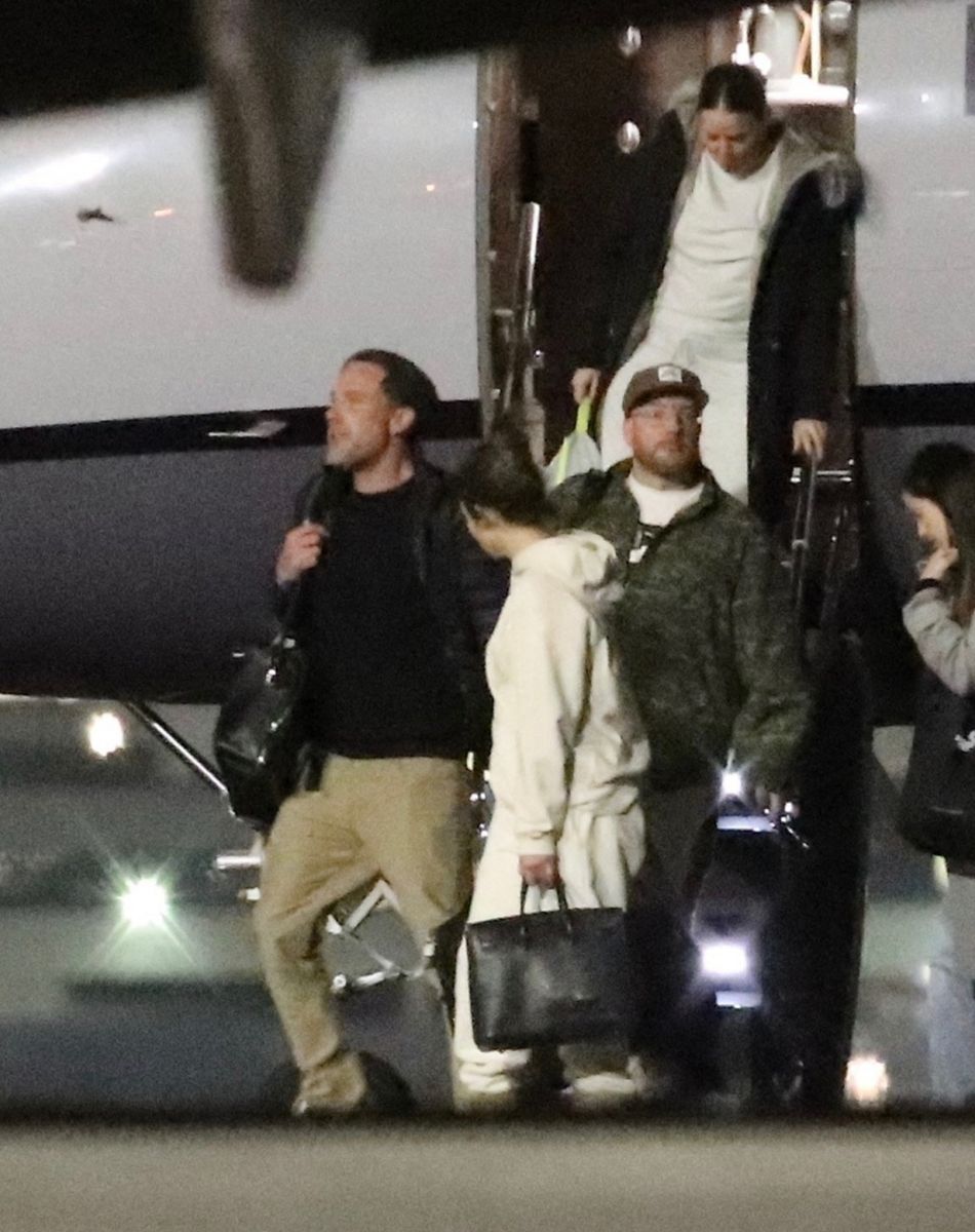 Exclusif - Ben Affleck et sa compagne Jennifer Lopez descendent d'un jet privé sur le tarmac de l'aéroport de Los Angeles (LAX), le 19 novembre 2021.