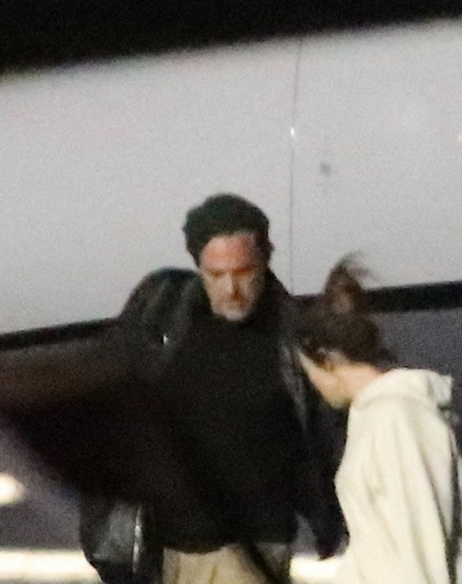 Exclusif - Ben Affleck et sa compagne Jennifer Lopez descendent d'un jet privé sur le tarmac de l'aéroport de Los Angeles (LAX), le 19 novembre 2021.