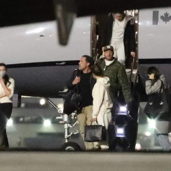 Exclusif - Ben Affleck et sa compagne Jennifer Lopez descendent d'un jet privé sur le tarmac de l'aéroport de Los Angeles (LAX), le 19 novembre 2021.