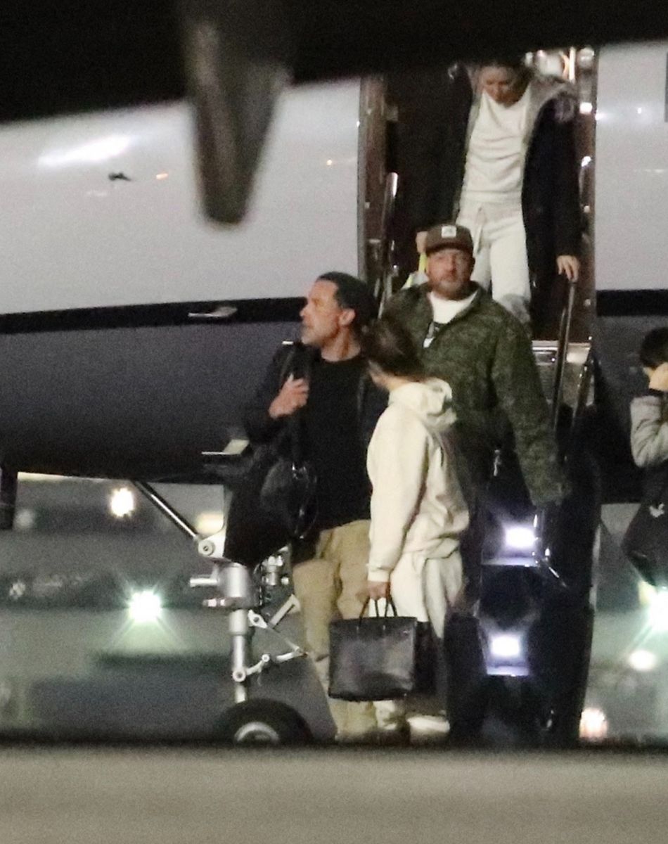 Exclusif - Ben Affleck et sa compagne Jennifer Lopez descendent d'un jet privé sur le tarmac de l'aéroport de Los Angeles (LAX), le 19 novembre 2021.