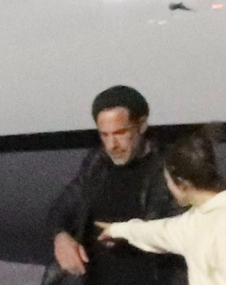 Exclusif - Ben Affleck et sa compagne Jennifer Lopez descendent d'un jet privé sur le tarmac de l'aéroport de Los Angeles (LAX), le 19 novembre 2021.