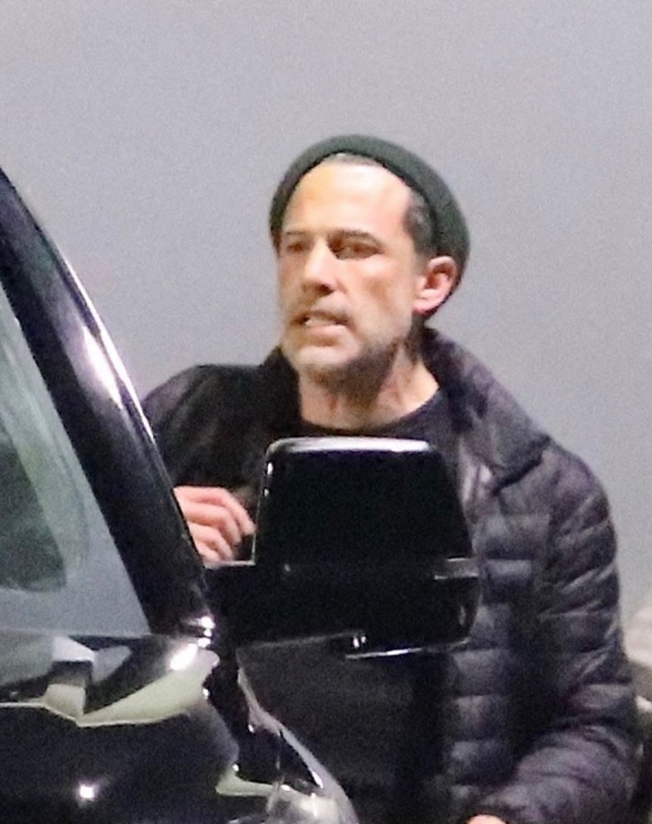 Exclusif - Ben Affleck et sa compagne Jennifer Lopez descendent d'un jet privé sur le tarmac de l'aéroport de Los Angeles (LAX), le 19 novembre 2021.