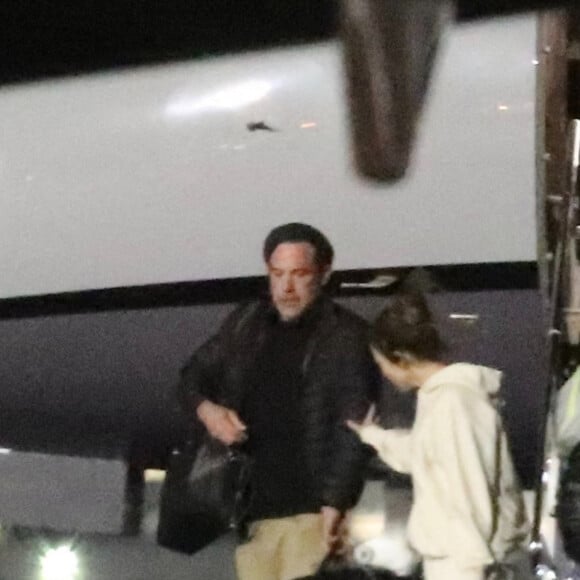 Exclusif - Ben Affleck et sa compagne Jennifer Lopez descendent d'un jet privé sur le tarmac de l'aéroport de Los Angeles (LAX), le 19 novembre 2021.