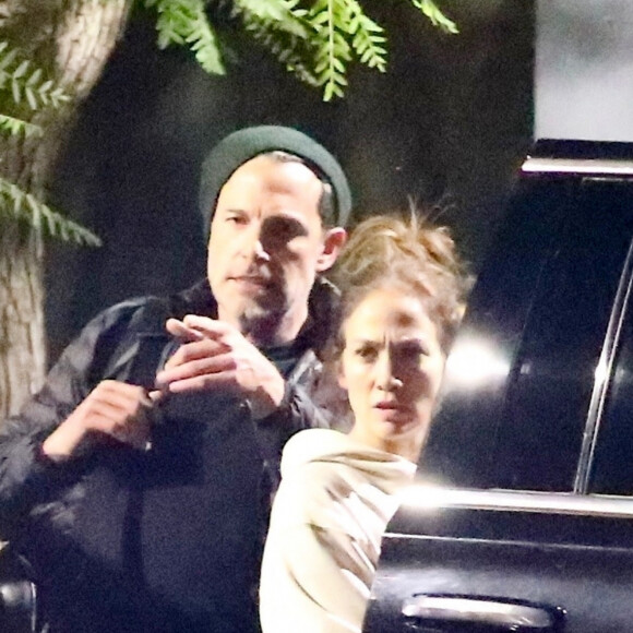 Exclusif - Ben Affleck et sa compagne Jennifer Lopez descendent d'un jet privé sur le tarmac de l'aéroport de Los Angeles (LAX), le 19 novembre 2021.