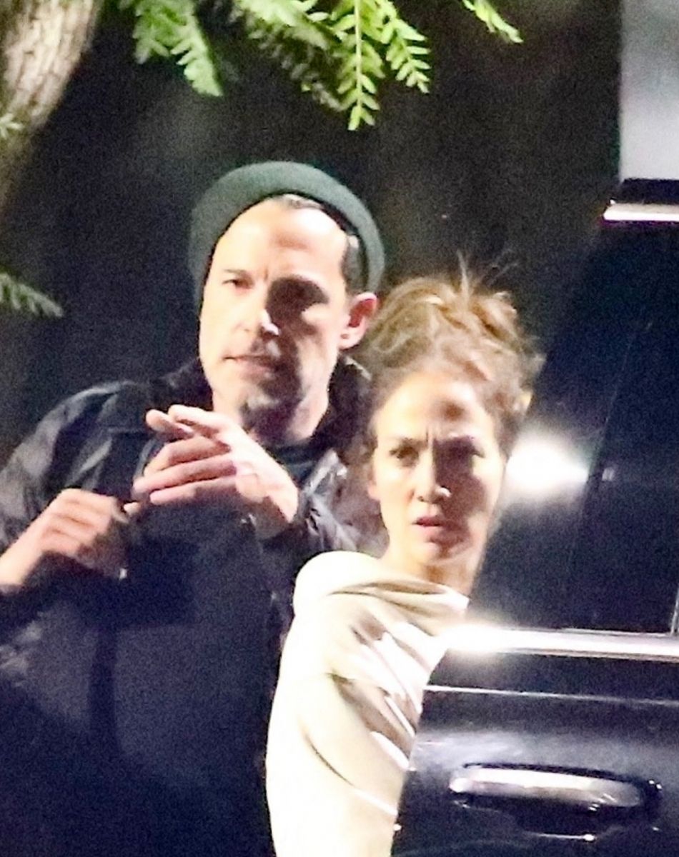 Exclusif - Ben Affleck et sa compagne Jennifer Lopez descendent d'un jet privé sur le tarmac de l'aéroport de Los Angeles (LAX), le 19 novembre 2021.