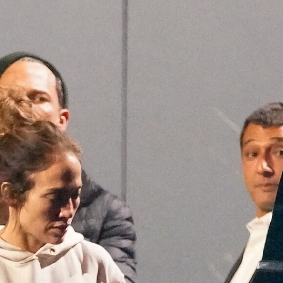 Exclusif - Ben Affleck et sa compagne Jennifer Lopez montent dans une limousine sur le tarmac de l'aéroport de Los Angeles (LAX), le 19 novembre 2021.