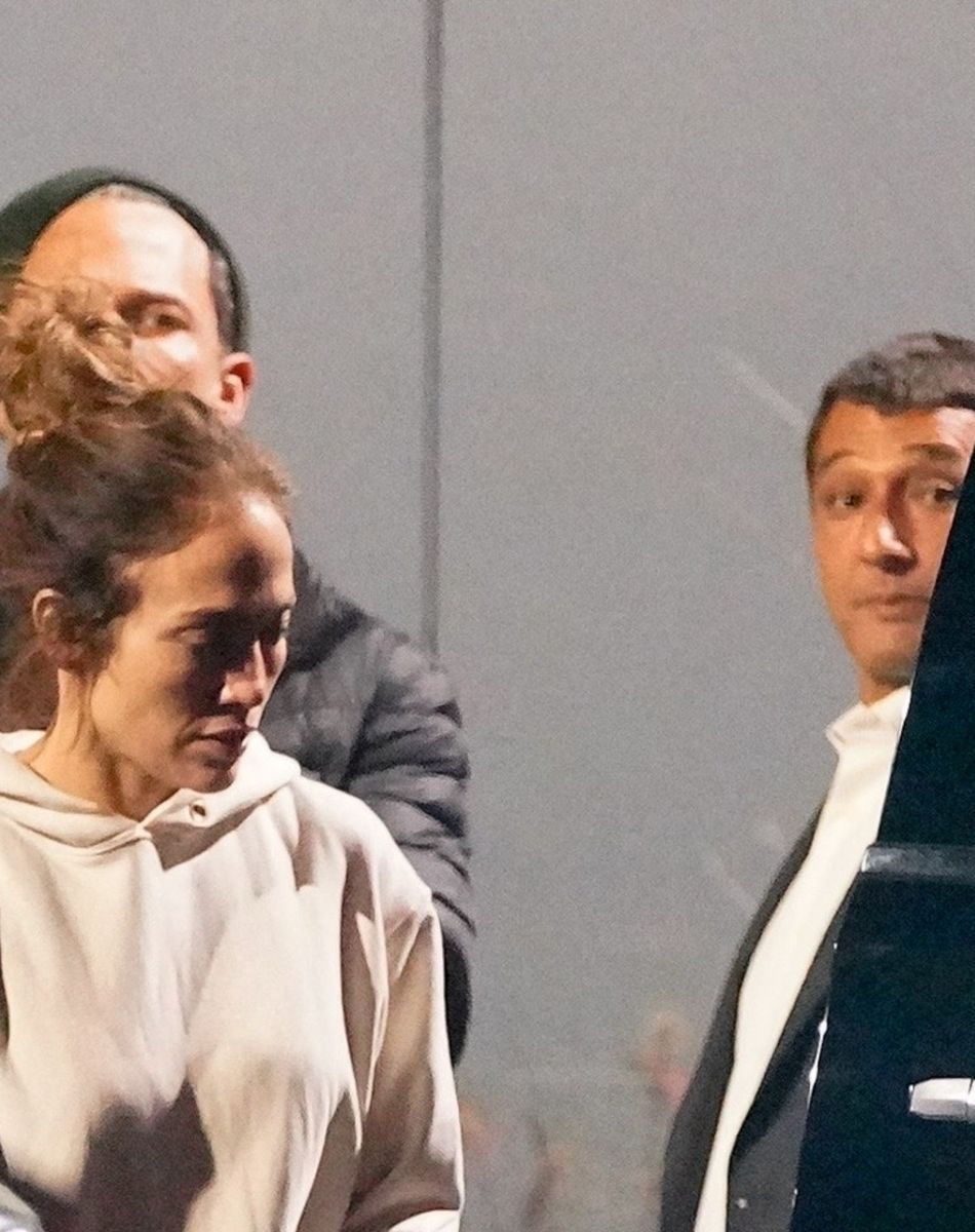 Exclusif - Ben Affleck et sa compagne Jennifer Lopez montent dans une limousine sur le tarmac de l'aéroport de Los Angeles (LAX), le 19 novembre 2021.
