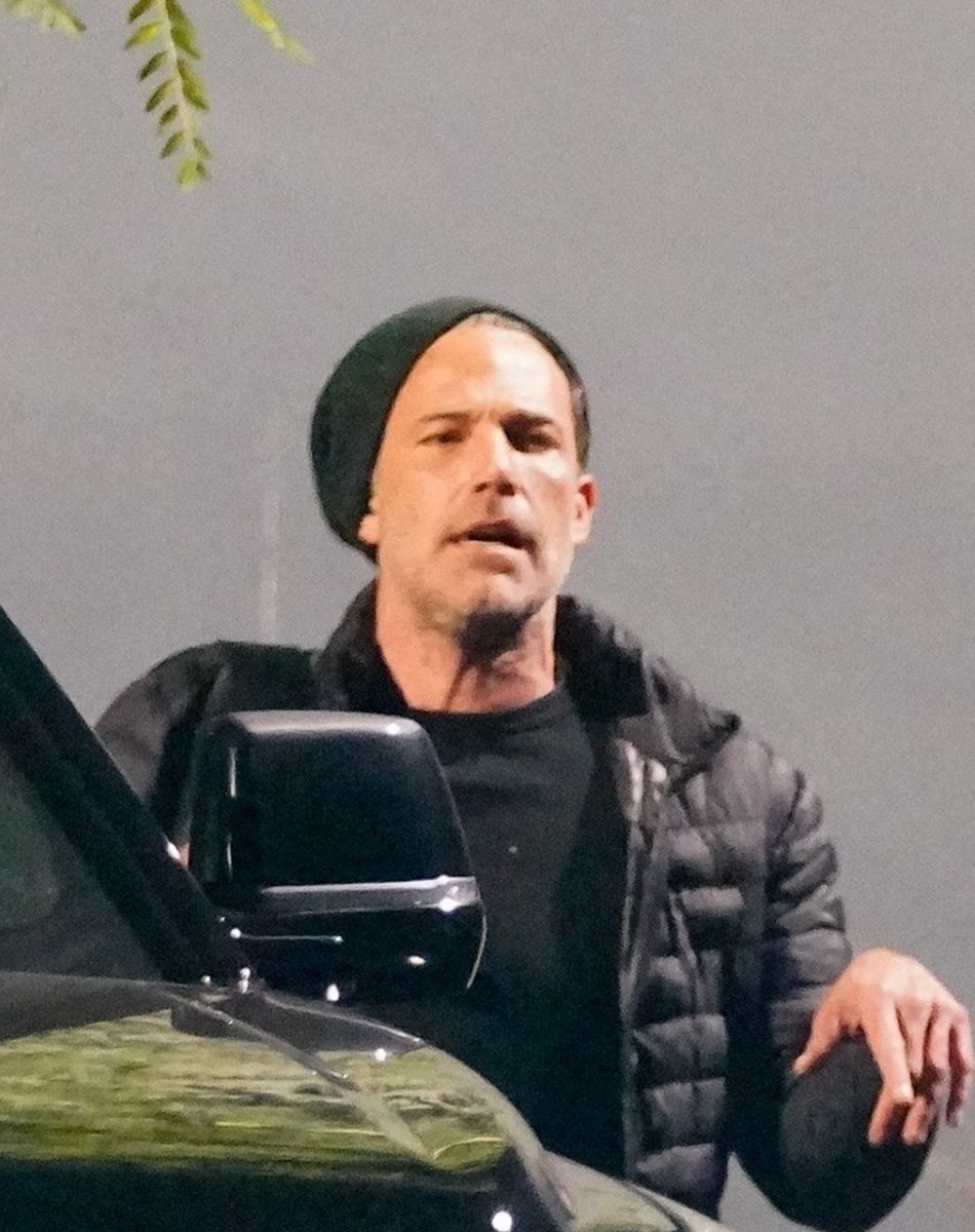 Exclusif - Ben Affleck et sa compagne Jennifer Lopez montent dans une limousine sur le tarmac de l'aéroport de Los Angeles (LAX), le 19 novembre 2021.