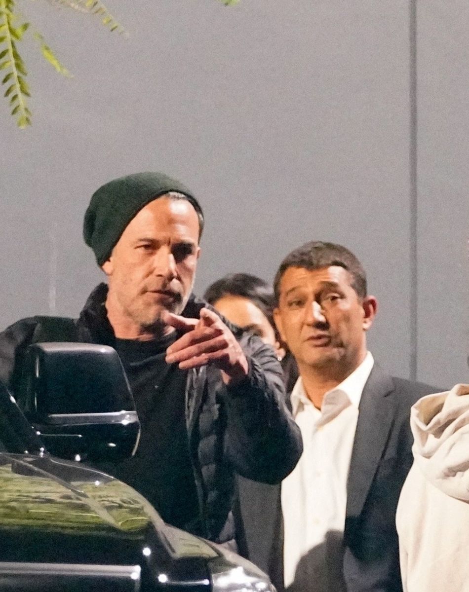 Exclusif - Ben Affleck et sa compagne Jennifer Lopez montent dans une limousine sur le tarmac de l'aéroport de Los Angeles (LAX), le 19 novembre 2021.