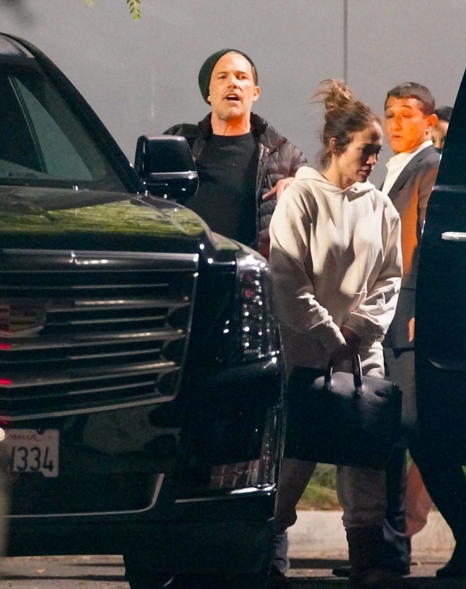 Exclusif - Ben Affleck et sa compagne Jennifer Lopez montent dans une limousine sur le tarmac de l'aéroport de Los Angeles (LAX), le 19 novembre 2021.