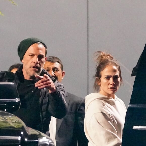 Exclusif - Ben Affleck et sa compagne Jennifer Lopez montent dans une limousine sur le tarmac de l'aéroport de Los Angeles (LAX), le 19 novembre 2021.