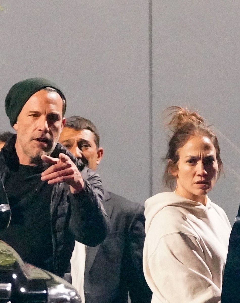 Exclusif - Ben Affleck et sa compagne Jennifer Lopez montent dans une limousine sur le tarmac de l'aéroport de Los Angeles (LAX), le 19 novembre 2021.