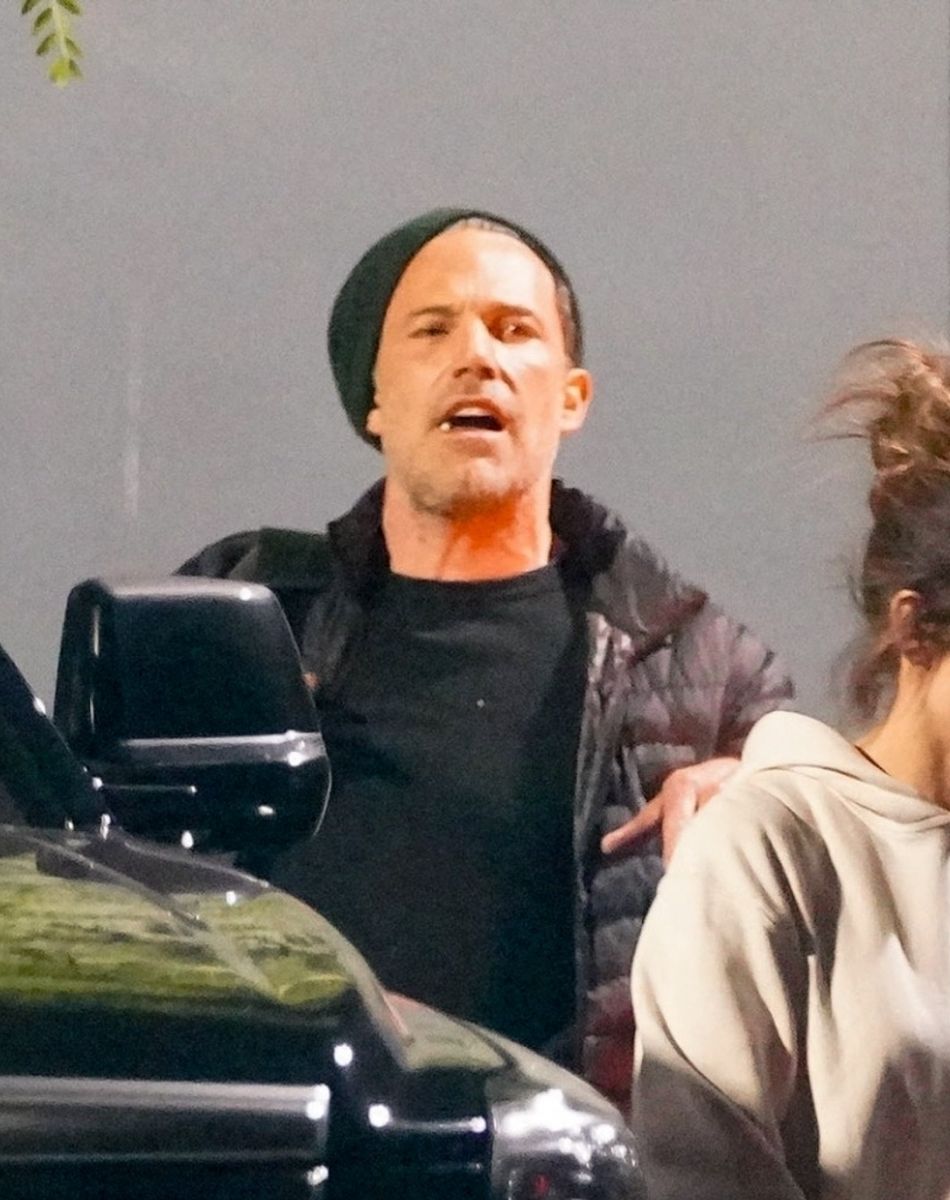 Exclusif - Ben Affleck et sa compagne Jennifer Lopez montent dans une limousine sur le tarmac de l'aéroport de Los Angeles (LAX), le 19 novembre 2021.