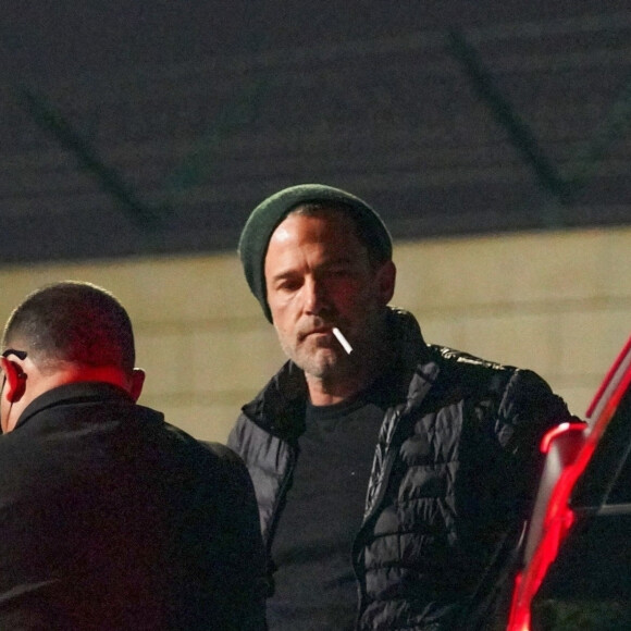 Exclusif - Ben Affleck et sa compagne Jennifer Lopez montent dans une limousine sur le tarmac de l'aéroport de Los Angeles (LAX), le 19 novembre 2021.