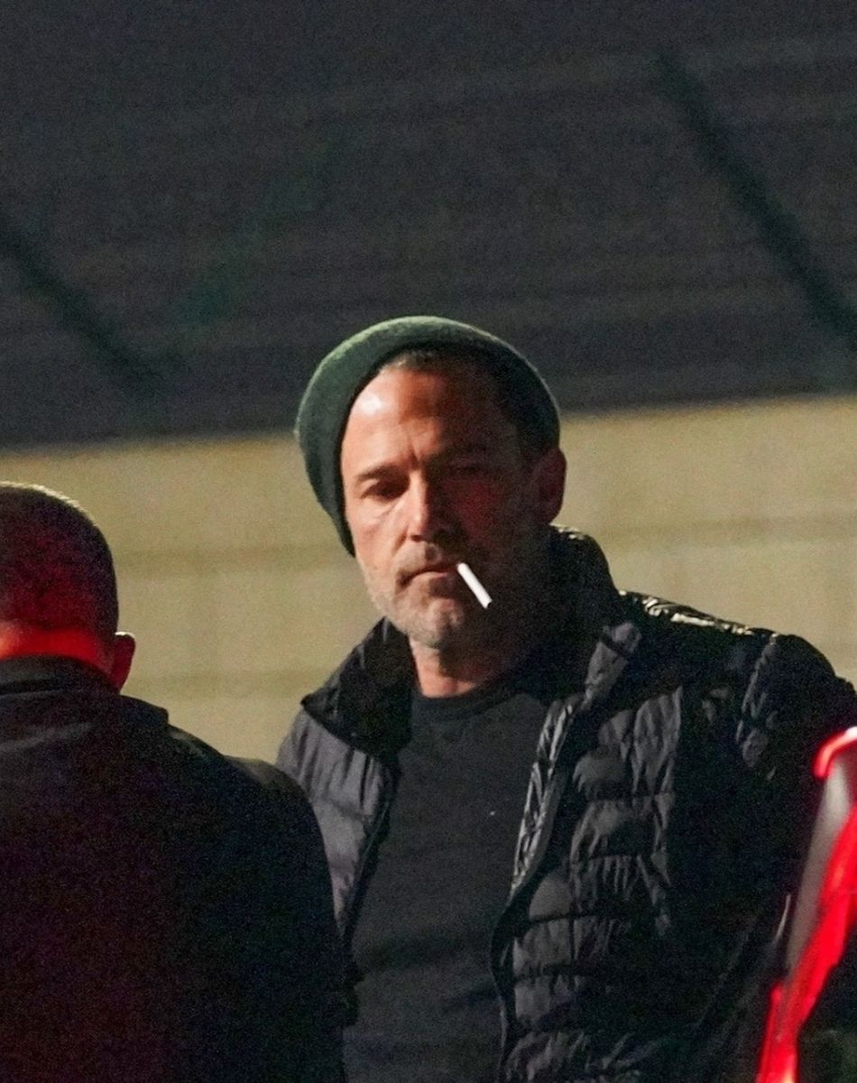 Exclusif - Ben Affleck et sa compagne Jennifer Lopez montent dans une limousine sur le tarmac de l'aéroport de Los Angeles (LAX), le 19 novembre 2021.