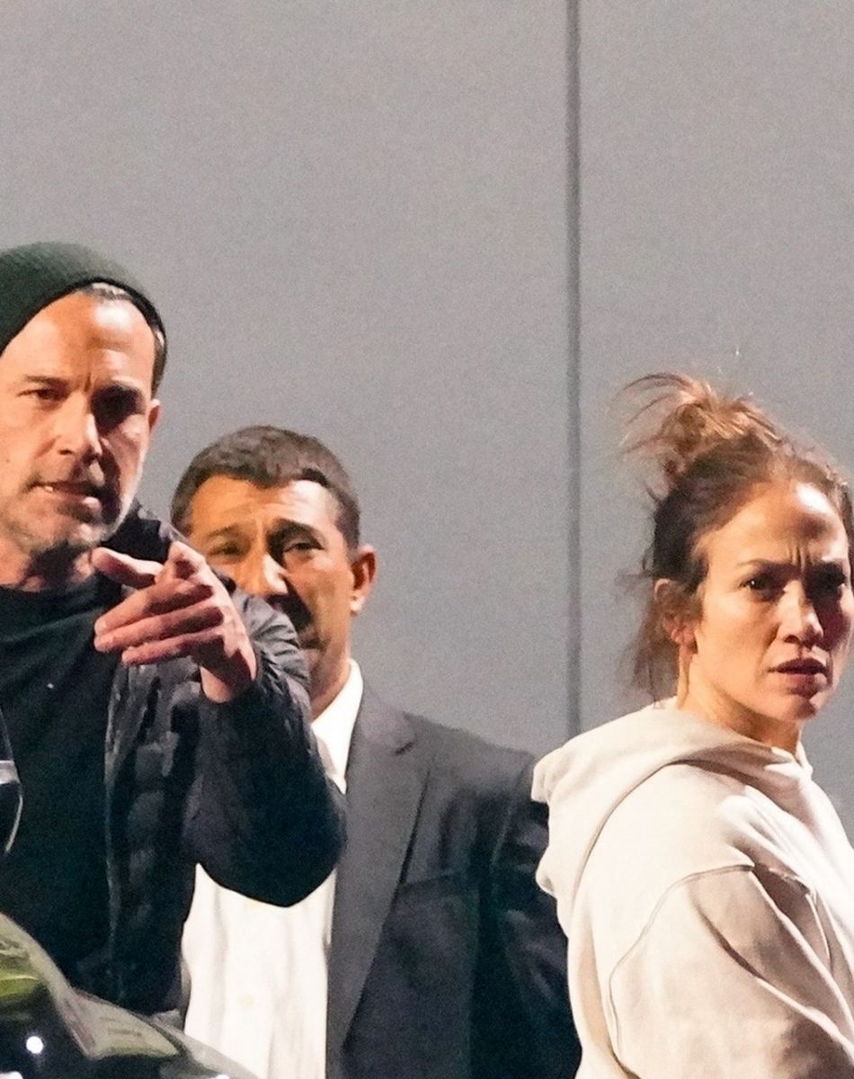 Exclusif - Ben Affleck et sa compagne Jennifer Lopez montent dans une limousine sur le tarmac de l'aéroport de Los Angeles (LAX), le 19 novembre 2021.