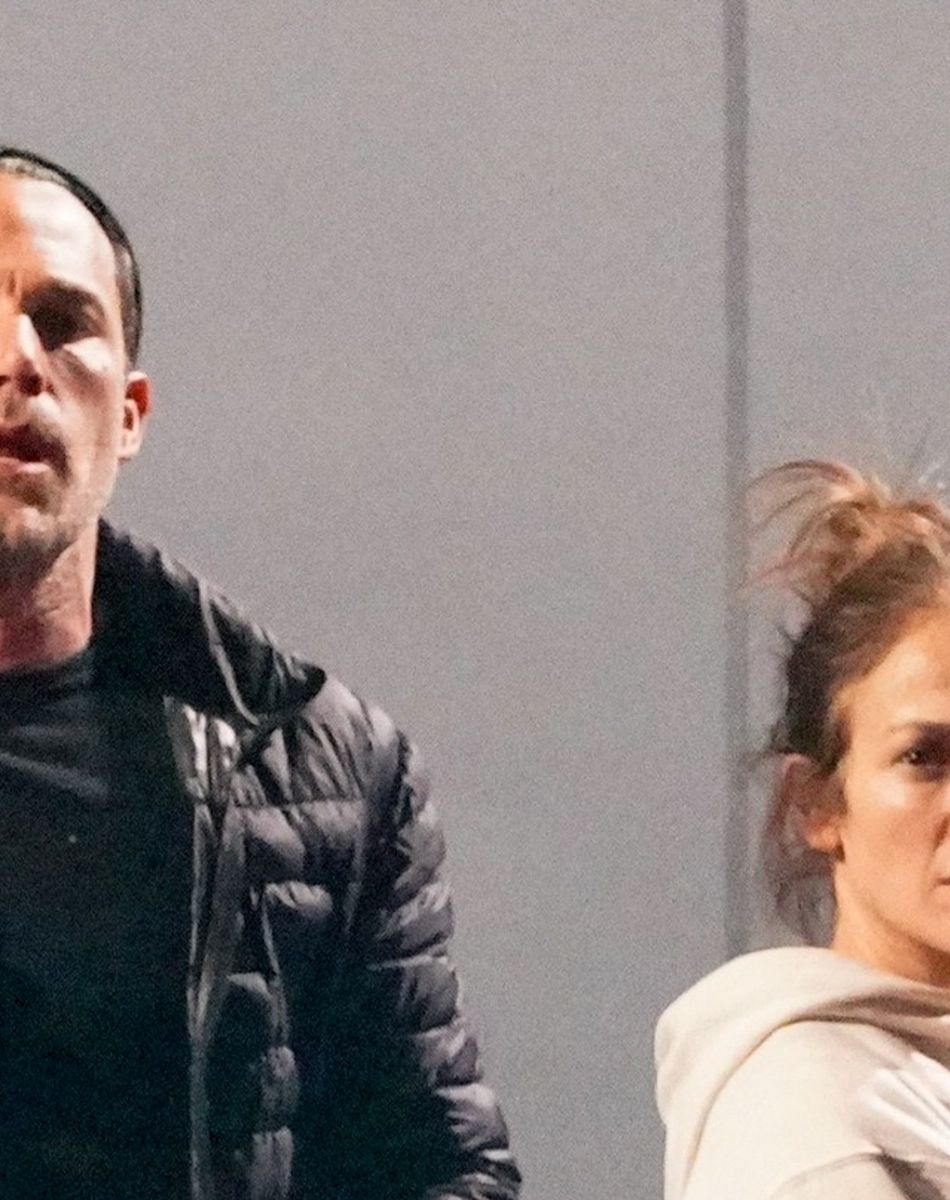 Exclusif - Ben Affleck et sa compagne Jennifer Lopez montent dans une limousine sur le tarmac de l'aéroport de Los Angeles (LAX), le 19 novembre 2021.