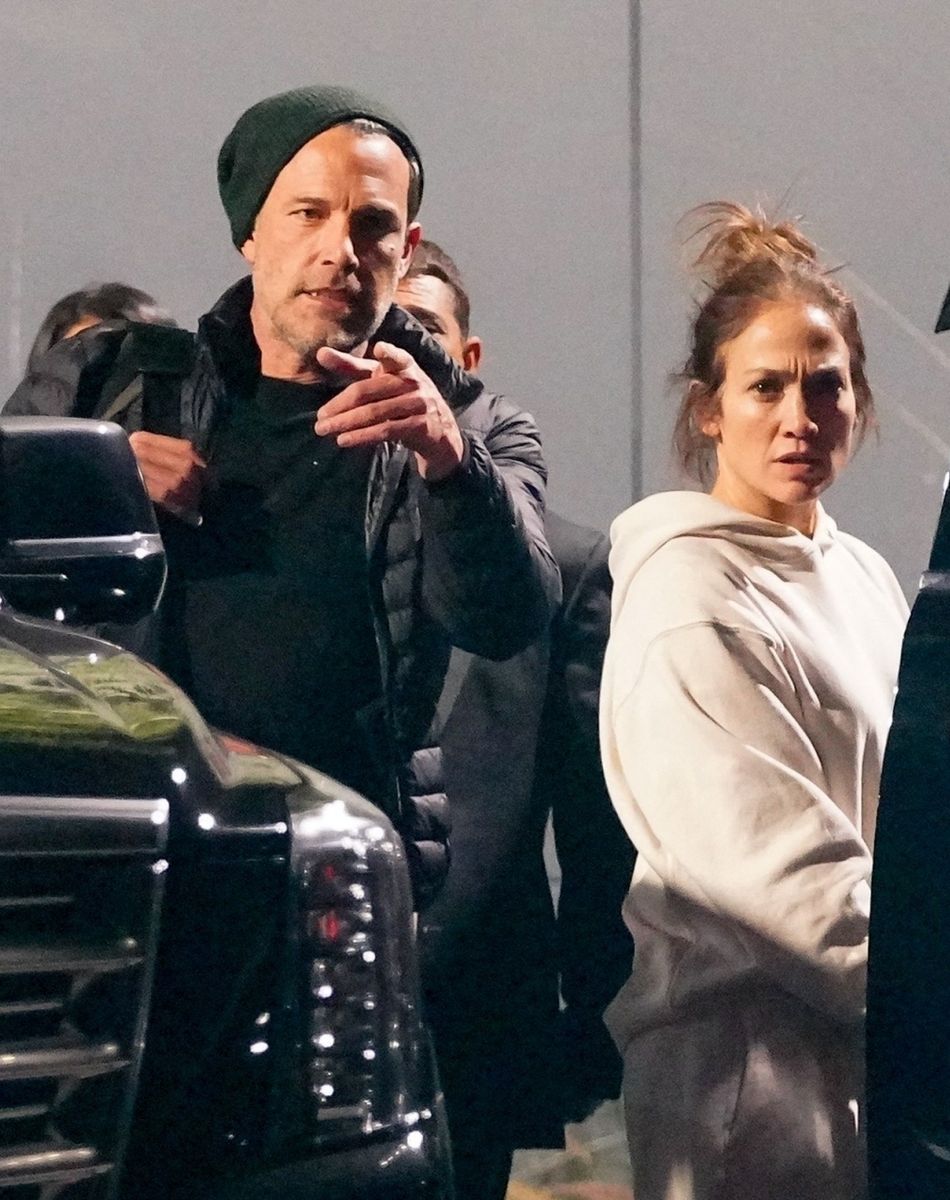 Exclusif - Ben Affleck et sa compagne Jennifer Lopez montent dans une limousine sur le tarmac de l'aéroport de Los Angeles (LAX), le 19 novembre 2021.