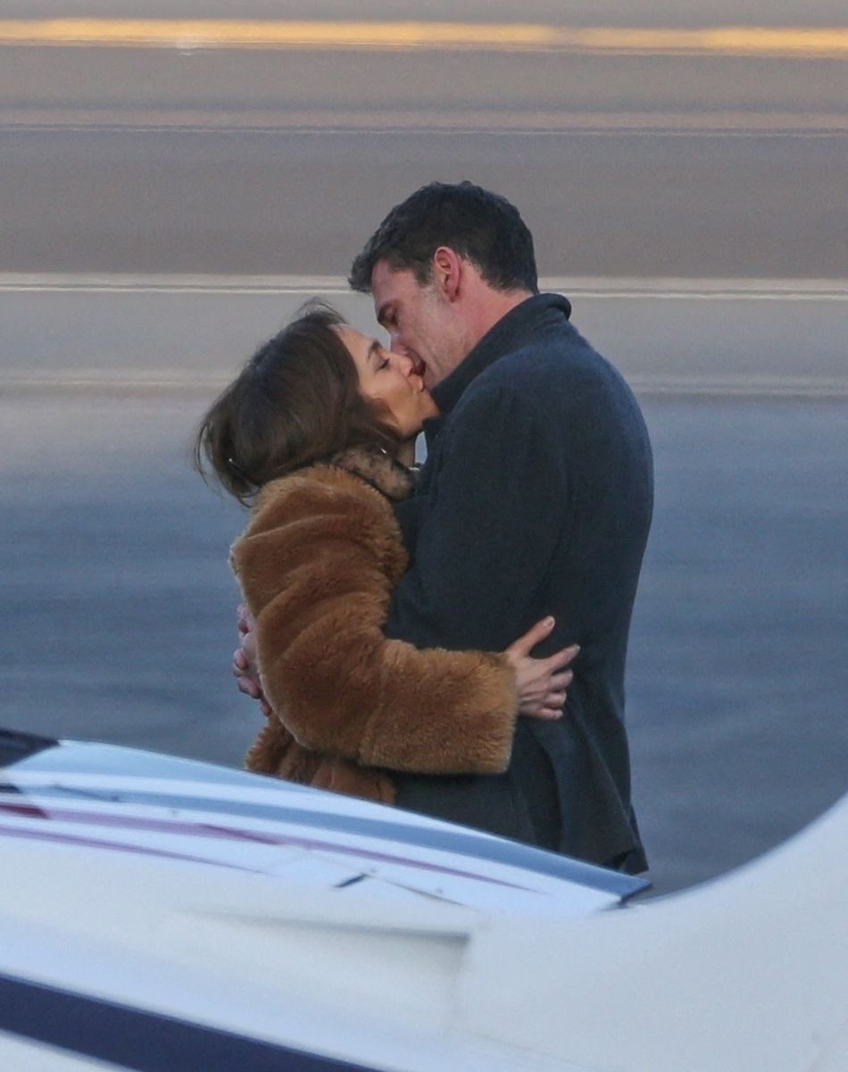 Exclusif - Ben Affleck et sa compagne Jennifer Lopez s'embrassent tendrement sur le tarmac de l'aéroport de Los Angeles.