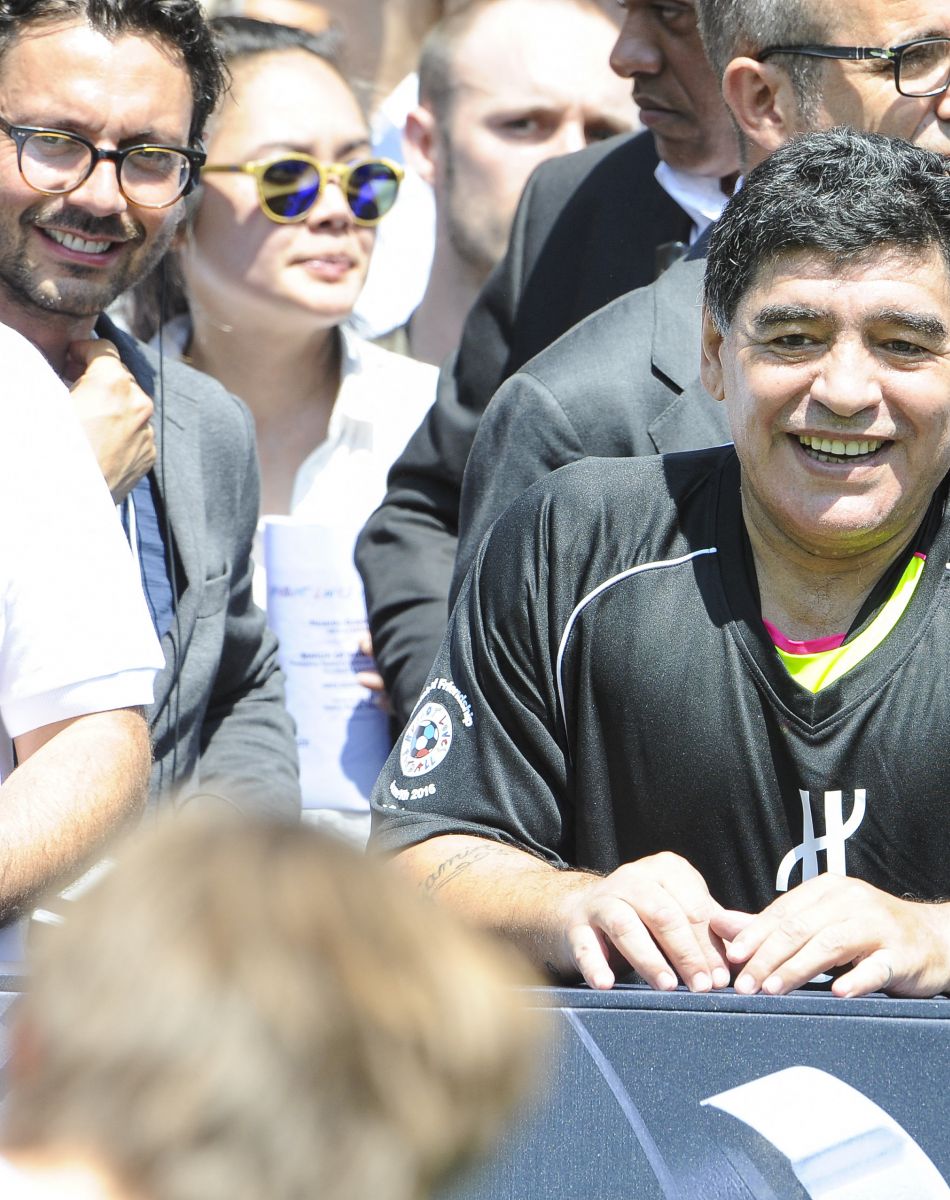 Diego Maradona - Pelé et Diego Maradona s'affrontent lors d'un match de football amical au Palais Royal à Paris le 9 juin 2016.