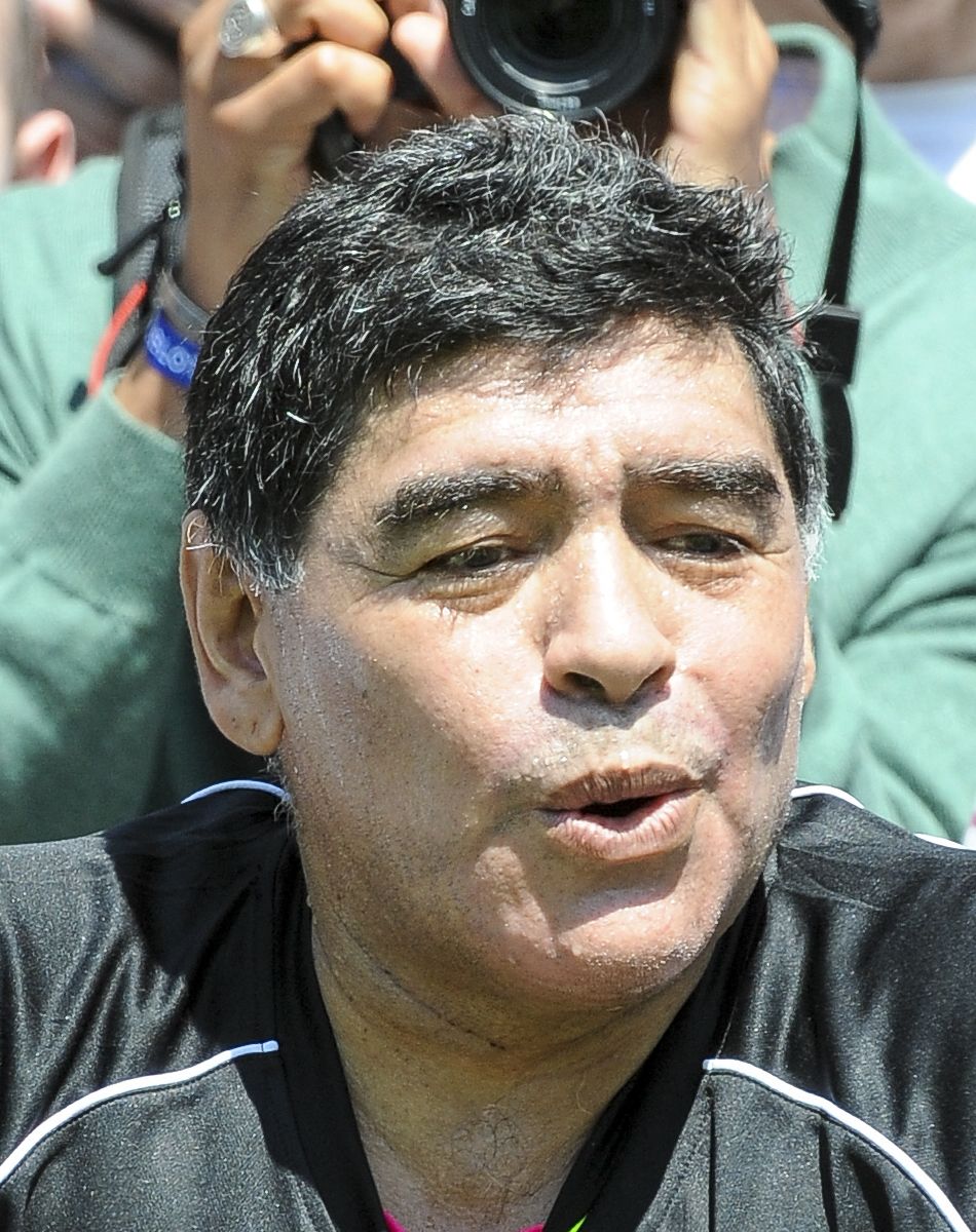 Diego Maradona - Pelé et Diego Maradona s'affrontent lors d'un match de football amical au Palais Royal à Paris.
