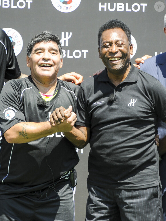 Pelé et Diego Maradona s'affrontent lors d'un match de football amical au Palais Royal à Paris le 9 juin 2016.