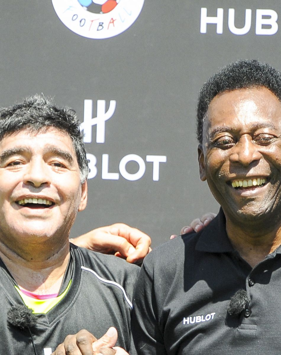 Pelé et Diego Maradona s'affrontent lors d'un match de football amical au Palais Royal à Paris le 9 juin 2016.