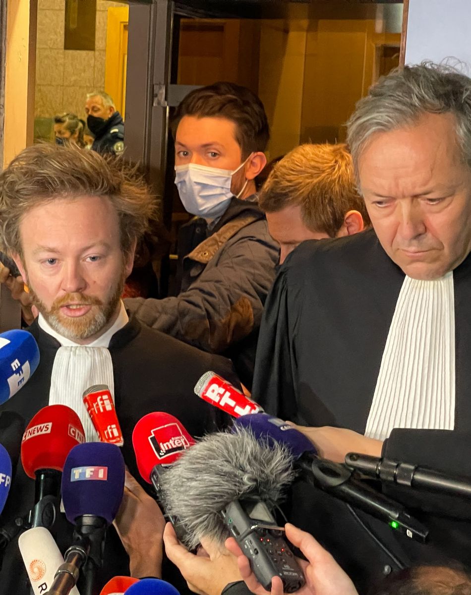 Maîtres Antoine Vey et Sylvain Cormier (avocats de K. Benzema) - Sorties du délibéré dans l'affaire de la " sextape de Valbuena ". Karim Benzema a été condamné à 1 an de prison avec sursis et 75000 euros d'amende, étant reconnu coupable de complicité de tentative de chantage de M. Valbuena. Ses avocats ont indiqué qu'ils feront appel et que la sévérité du jugement est sans doute liée à son absence durant toute l'audience (pour des raisons professionnelles selon ses avocats). K.Benzema sera bien présent durant l'audience d'appel - Tribunal judiciaire de Versailles - Versailles, France - 24 novembre 2021. © Christophe Clovis / Bestimage