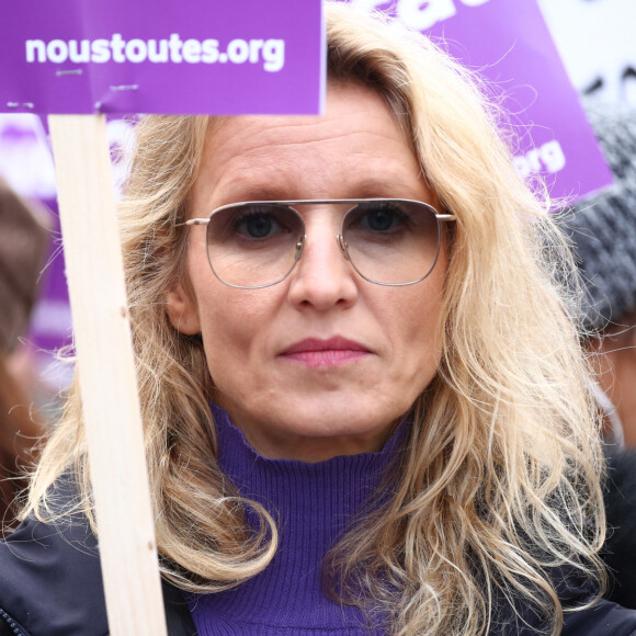 Alexandra Lamy - De nombreuses artistes et personnalités marchent contre les violences sexistes et sexuelles (marche organisée par le collectif NousToutes) de place de l'Opéra jusqu'à la place de la Nation à Paris le 23 Novembre 2019 © Cyril Moreau / Bestimage 