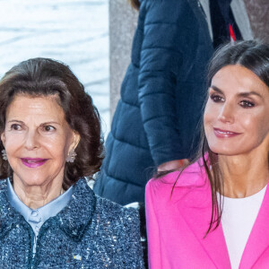 La reine Letizia d'Espagne reçue par la reine Silvia de Suède lors d'un déjeuner à la mairie de Stockholm, le 25 novembre 2021. Le couple royal espagnol est en visite d'Etat de deux jours en Suède.
