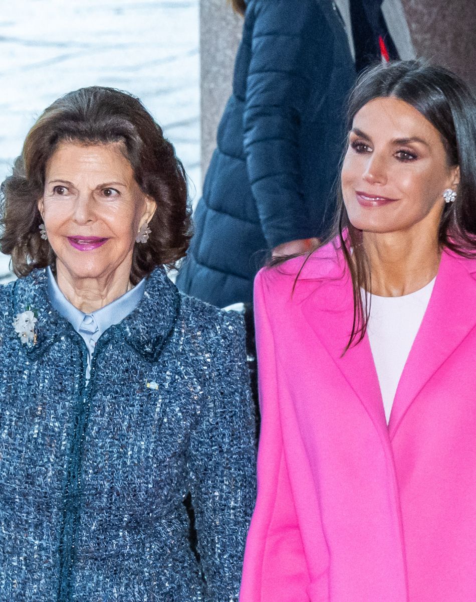 La reine Letizia d'Espagne reçue par la reine Silvia de Suède lors d'un déjeuner à la mairie de Stockholm, le 25 novembre 2021. Le couple royal espagnol est en visite d'Etat de deux jours en Suède.