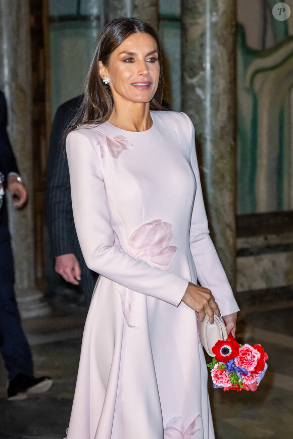 La reine Letizia d'Espagne reçue par la reine Silvia de Suède lors d'un déjeuner à la mairie de Stockholm, le 25 novembre 2021.