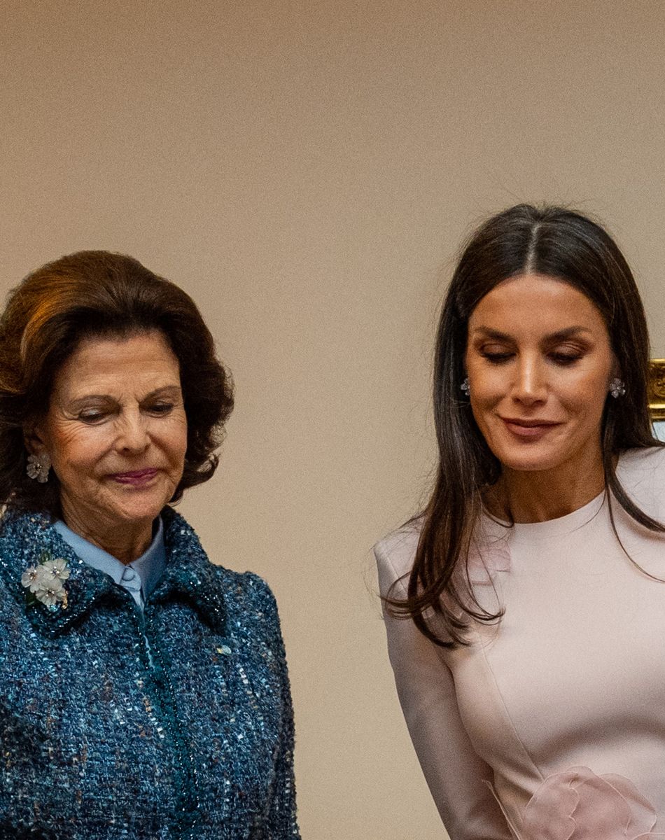 La reine Letizia d'Espagne et la reine Silvia de Suède assistent à un séminaire sur la langue, la littérature et la traduction à la Bibliothèque Bernadotte du Palais royal de Stockholm, le 25 novembre 2021.