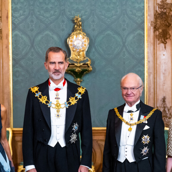 Le roi Felipe VI et la reine Letizia d'Espagne assistent au dîner de gala donné en leur honneur par le roi Carl XVI Gustav et la reine Silvia de Suède au palais royal à Stockholm, le 24 novembre 2021.