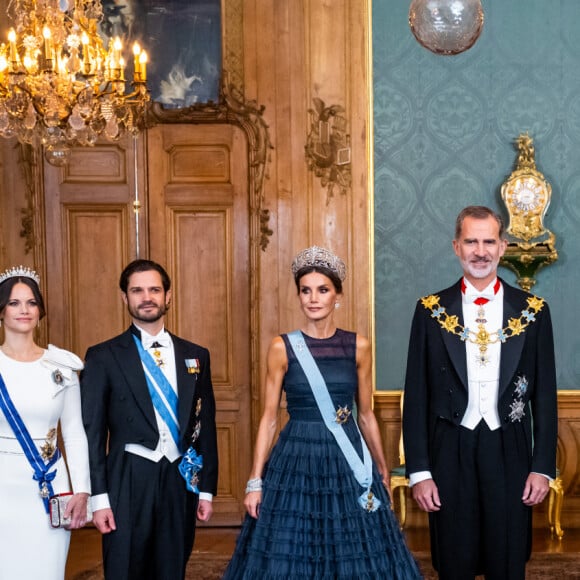 Le prince Carl Philip et la princesse Sofia (Hellqvist) de Suède, le roi Felipe VI et la reine Letizia d'Espagne, le roi Carl XVI Gustav et la reine Silvia de Suède, le prince Daniel et la princesse Victoria de Suède - Le roi Felipe VI et la reine Letizia d'Espagne assistent au dîner de gala donné en leur honneur par le roi Carl XVI Gustav et la reine Silvia de Suède au palais royal à Stockholm, le 24 novembre 2021.
