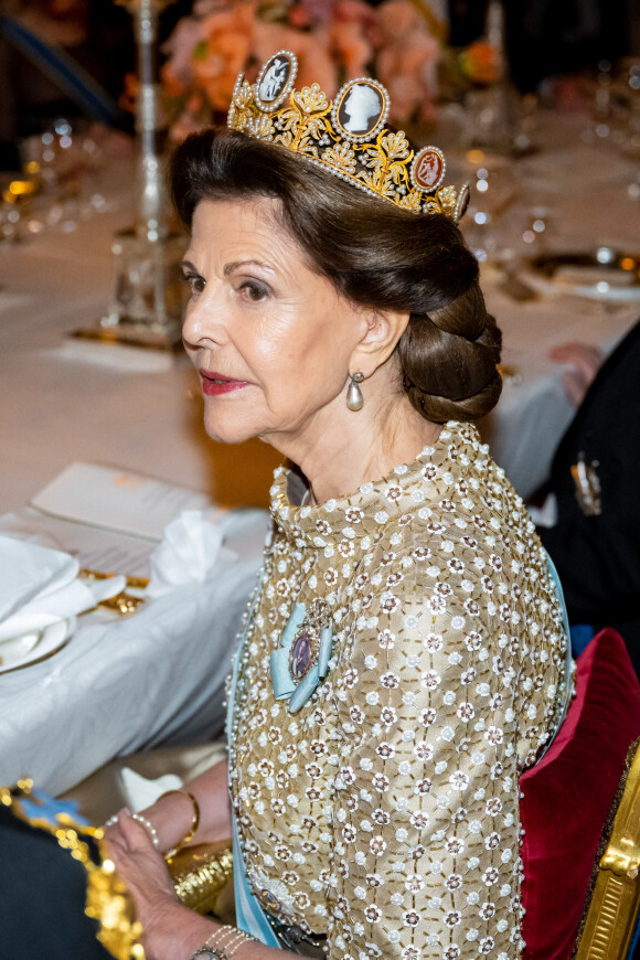 La reine Silvia de Suède lors du dîner d'état au palais royal à Stockholm pour la visite en Suède du couple royal d'Espagne le 24 novembre 2021.
