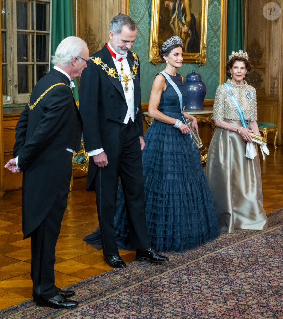 Le roi Carl Gustav de Suède, le roi Felipe VI d'Espagne, la reine Letizia, la reine Silvia lors du dîner d'état au palais royal à Stockholm pour la visite en Suède du couple royal d'Espagne le 24 novembre 2021.