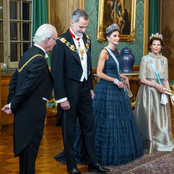 Le roi Carl Gustav de Suède, le roi Felipe VI d'Espagne, la reine Letizia, la reine Silvia lors du dîner d'état au palais royal à Stockholm pour la visite en Suède du couple royal d'Espagne le 24 novembre 2021.
