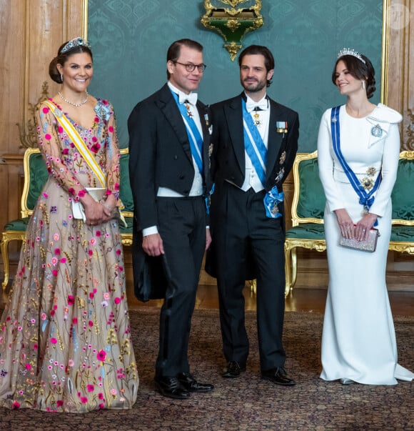 La princesse Victoria de Suède, le prince Daniel, le prince Carl Philip, la princesse Sofia lors du dîner d'état au palais royal à Stockholm pour la visite en Suède du couple royal d'Espagne le 24 novembre 2021.
