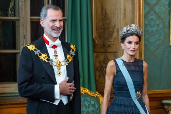 Le roi Felipe VI d'Espagne, la reine Letizia lors du dîner d'état au palais royal à Stockholm pour la visite en Suède du couple royal d'Espagne le 24 novembre 2021.