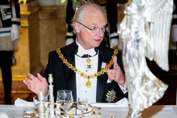 Le roi Carl Gustav de Suède lors du dîner d'état au palais royal à Stockholm pour la visite en Suède du couple royal d'Espagne le 24 novembre 2021.